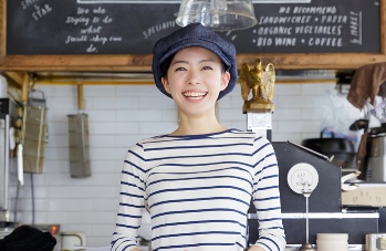 カフェで働く女性