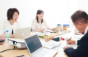 カフェで働く女性